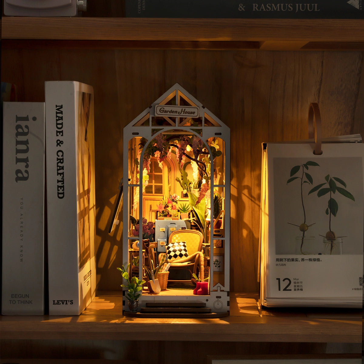 Holiday Garden House Book Nook™